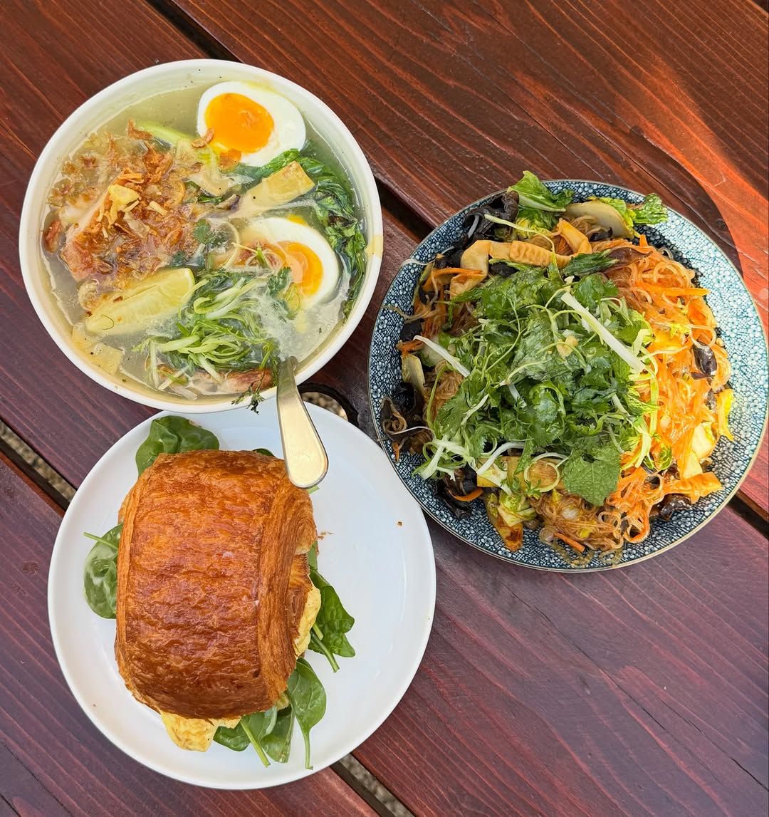 Instagram post by Dr. Anna Bakeman: Visit from the college roommate requires a trip to @dianesplacemn for the best food MN has to offer