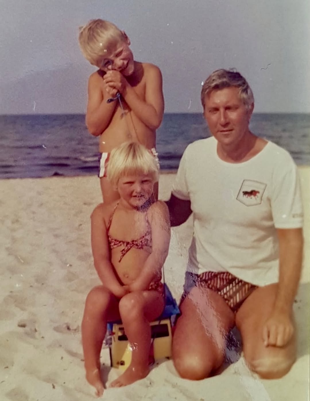 Instagram post by Dr. Franziska Huettner: Happy heavenly Father’s Day ❤️ we love and miss you dad.. keeping the memories of sandcastles, ice cream, and good night stories of Fraenze …