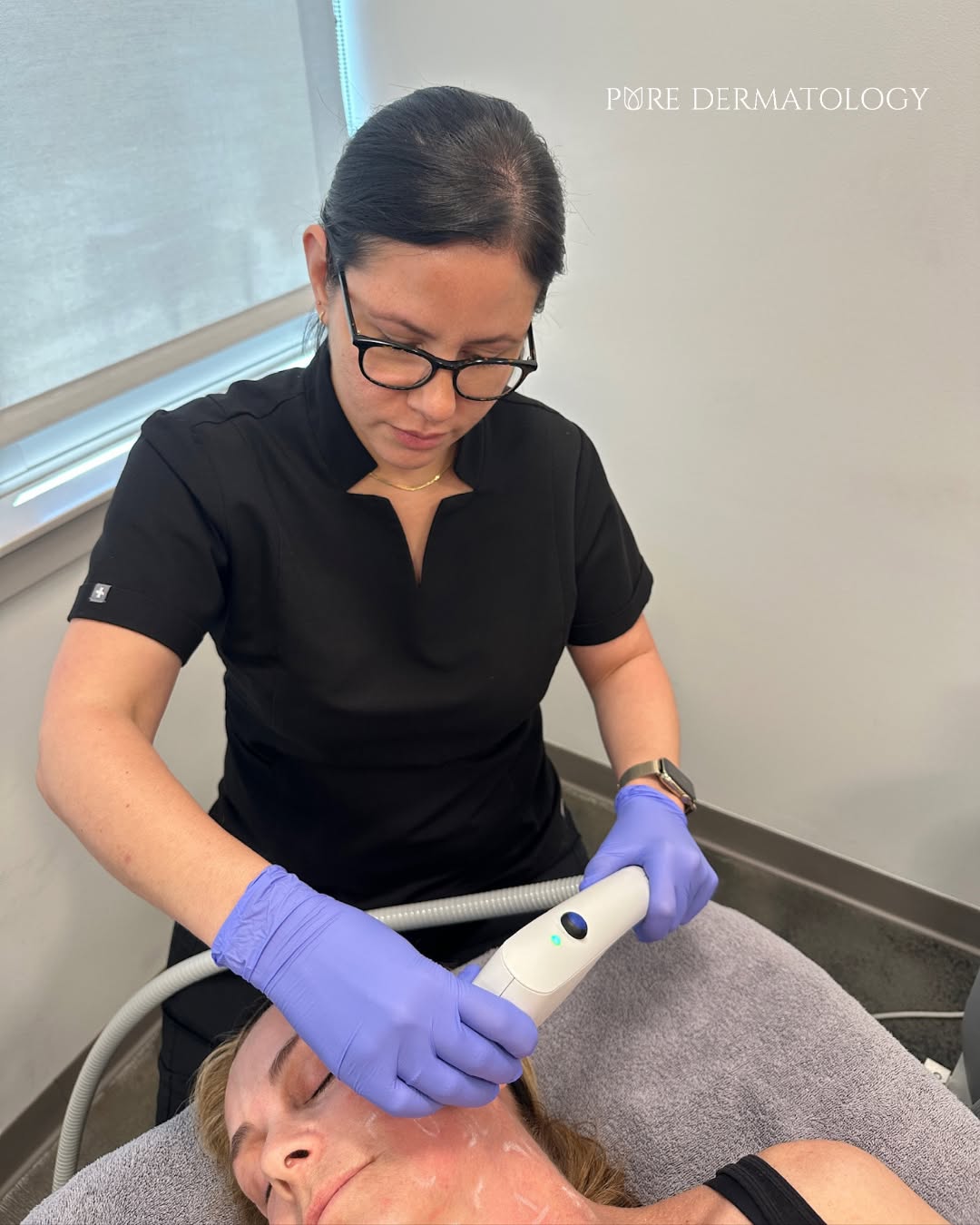 Instagram post by Dr. Kate Zibilich Holcomb: Sofwave doing what Sofwave does best. 👏 This noninvasive treatment uses ultrasound technology to stimulate collagen at a precise depth bene…