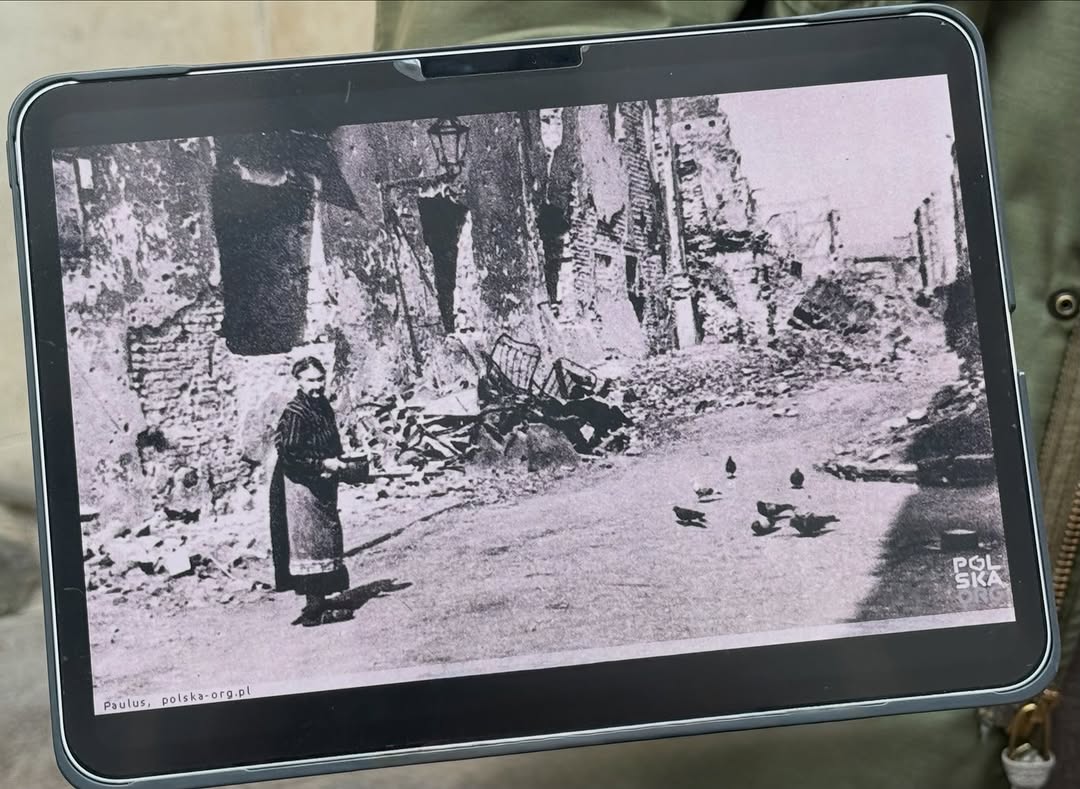 Instagram post by Dr. Marcel Daniels: Warsaw fun fact: at the end of the war, Hitler ordered the detonation of the city. The second picture showed what our street looked like The…