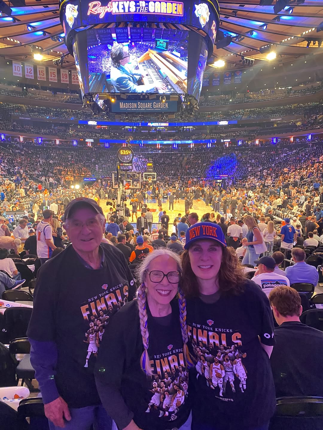 Instagram post by Dr. Rebecca Baxt: 🧡💙Game time! 🧡💙#letsgoknicks🏀 #bestdocsever #familyaffair #letourfamilytreatyourfamily