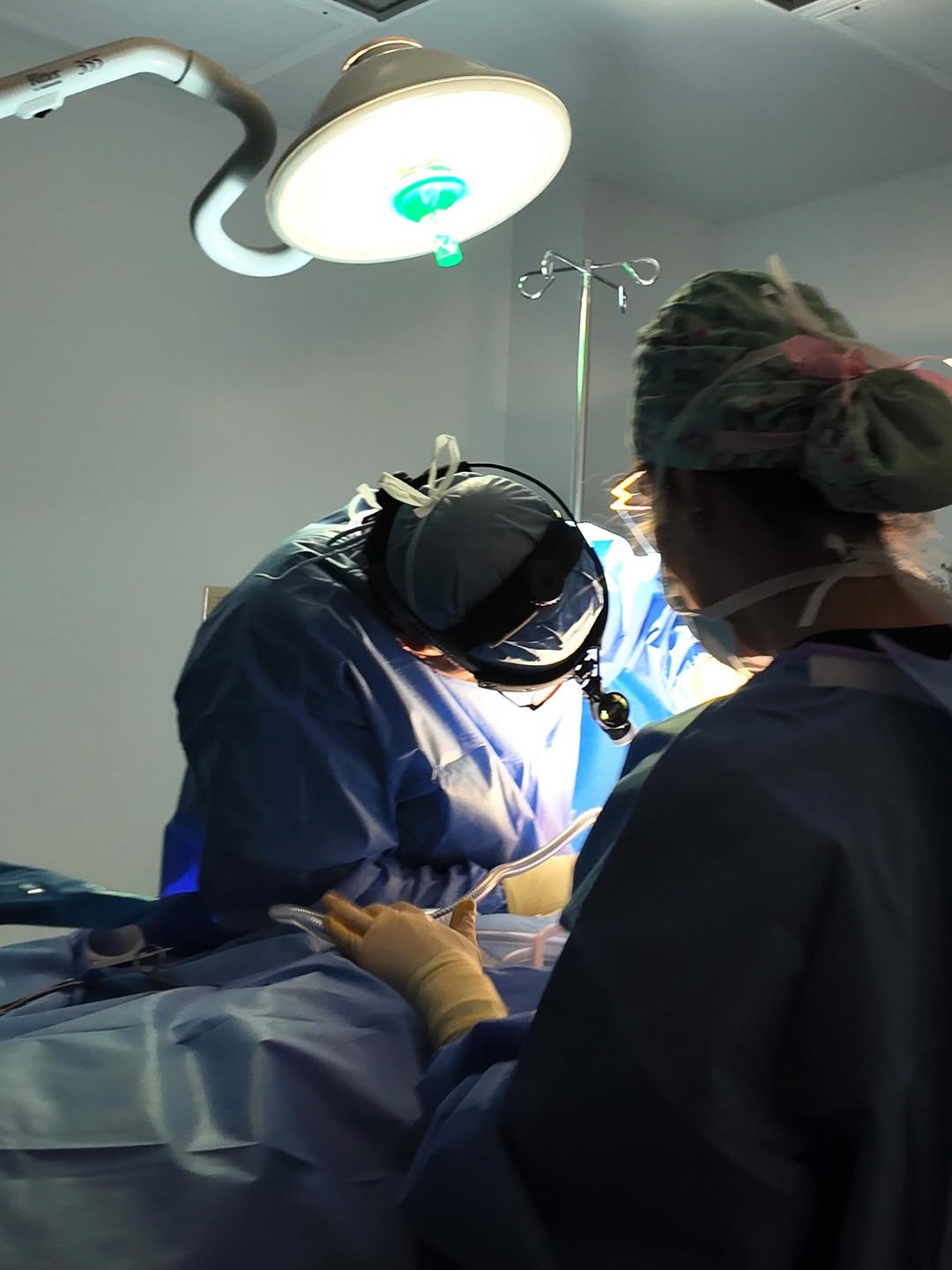 Instagram post by Dr. Ross E. Bunch: Today in the OR with Dr. Bunch. 👨‍⚕️✨ A little behind-the-scenes of where skill, teamwork, and attention to detail come together. Every tra…