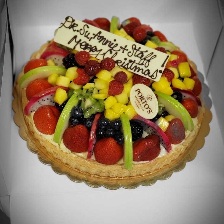 Instagram post by Dr. Thomas Su: A good start to a busy Monday!!! Have a great day everyone! Anti oxidant fruits are great for the skin BUT sweets in moderation! 😉