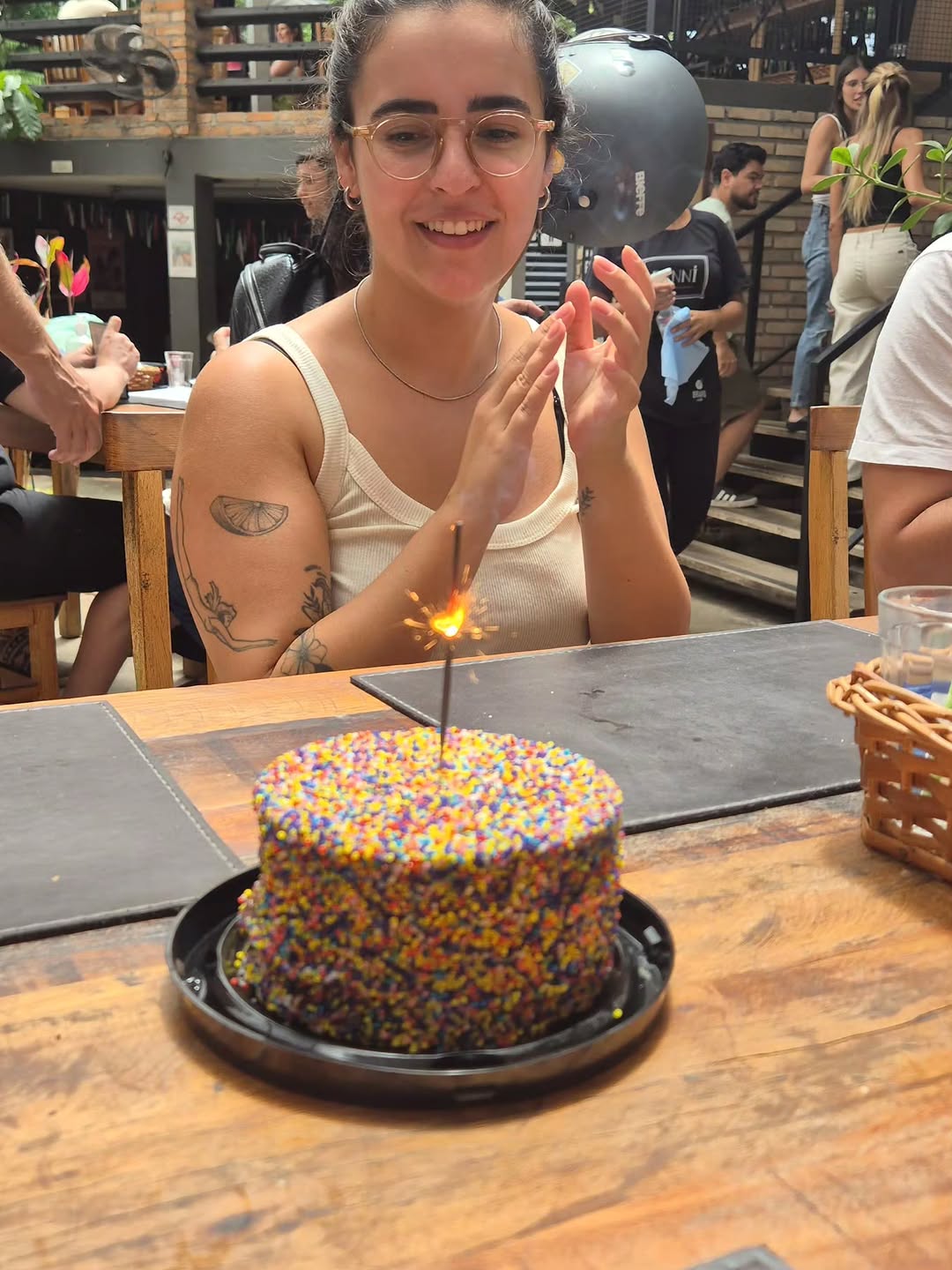Instagram post by Dr. Victor Lacombe: Hoje é aniversário da pessoa que eu escolhi pra compartilhar a vida, e esse sorriso dela explica um pouco por quê. A Letícia fez 30 anos –al…
