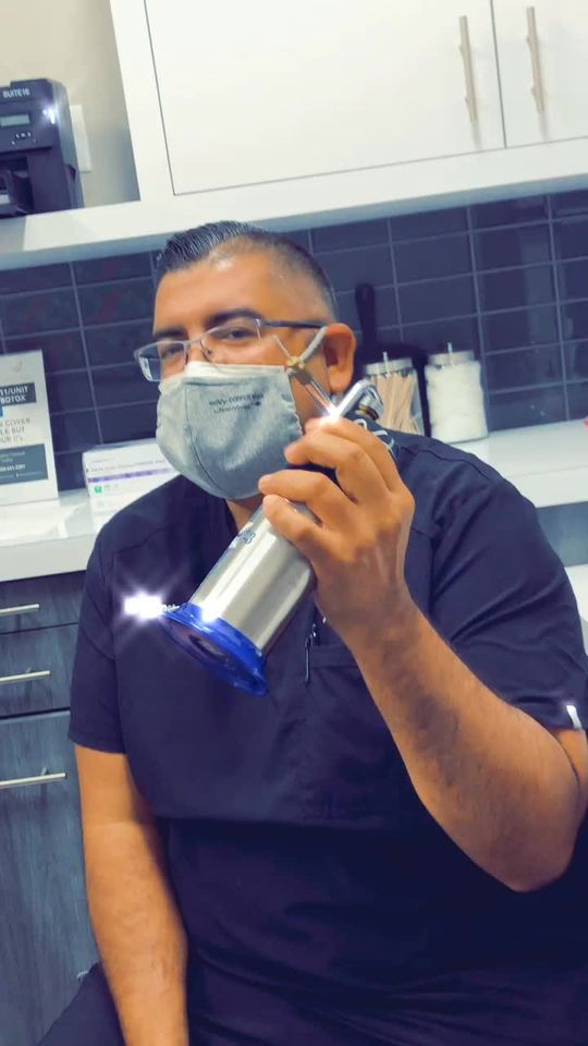 Video by Dr. Edgar Sinai Macias: Need a freeze?🥶 We all can benefit from it! Whether it be skin tags, pre cancers, or stubborn wa…